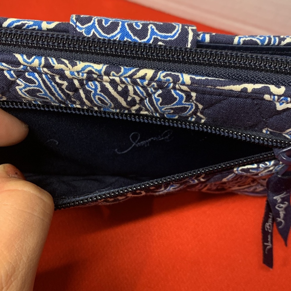 NWOT Vera Bradley wallet blue and white Zip Around Turnlock Quilted - Picture 11 of 11